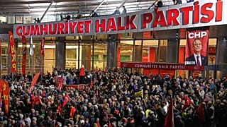 CHP destekçileri, Ankara’daki parti genel merkezi önünde, mutlak butlan kararına karşı CHP Genel Başkanı Özgür Özel’e destek için toplandı, 22 Mayıs 2026. -