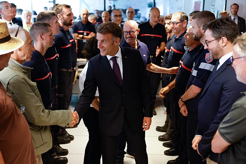 Emmanuel Macron et des sapeurs-pompiers au SDIS de Gironde