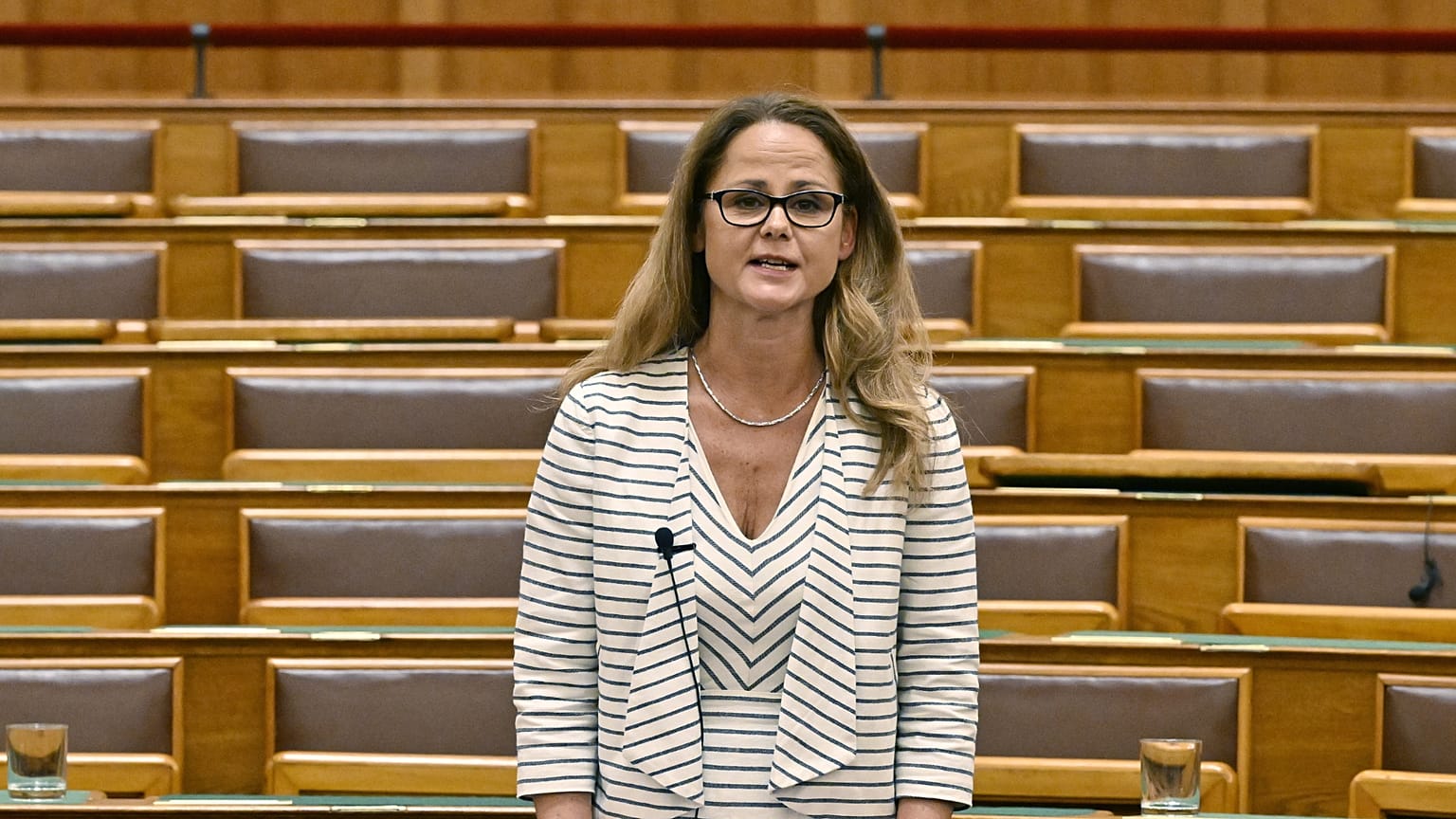Üres padsorok a Pénzügyminisztérium parlamenti államtitkára, Boda Nikoletta mögött az Országgyűlés rendkívüli ülésén 2026. július 27-én.