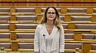 Üres padsorok a Pénzügyminisztérium parlamenti államtitkára, Boda Nikoletta mögött az Országgyűlés rendkívüli ülésén 2026. július 27-én.