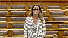 Leere Sitzreihen hinter Boda Nikoletta, parlamentarische Staatssekretärin im Finanzministerium, bei der Sondersitzung des Parlaments am 27. Juli 2026.