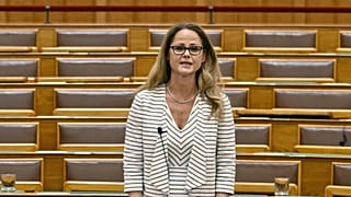 Üres padsorok a Pénzügyminisztérium parlamenti államtitkára, Boda Nikoletta mögött az Országgyűlés rendkívüli ülésén 2026. július 27-én.