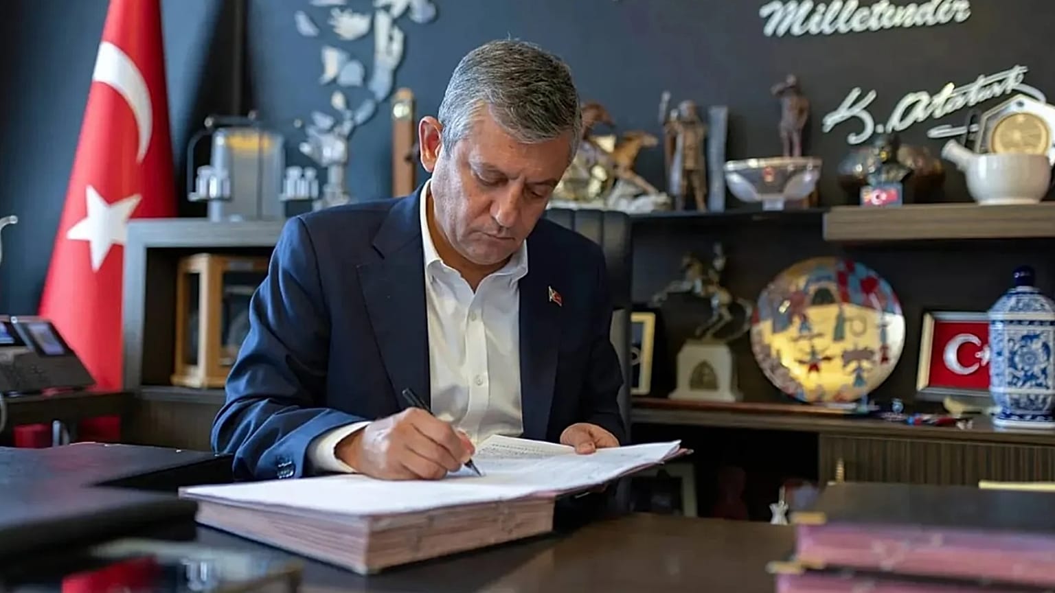 CHP'den istifa eden Özgür Özel, Yeni Parti'nin kuruluş evraklarını imzalarken / 24 Temmuz 2026.