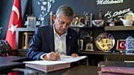 CHP'den istifa eden Özgür Özel, Yeni Parti'nin kuruluş evraklarını imzalarken / 24 Temmuz 2026.