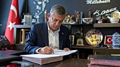 CHP'den istifa eden Özgür Özel, Yeni Parti'nin kuruluş evraklarını imzalarken / 24 Temmuz 2026.