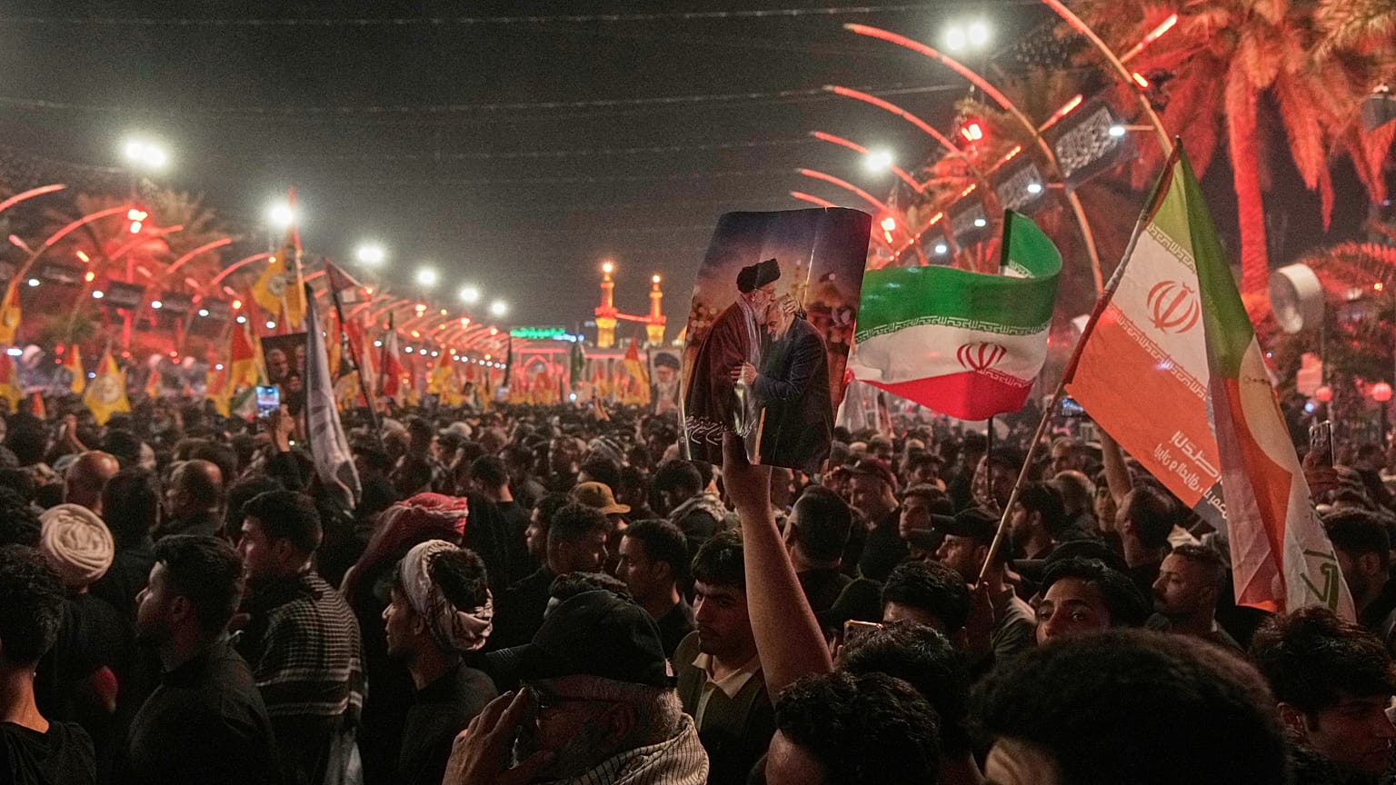 مشيعون ينتظرون وصول موكب تشييع المرشد الإيراني الراحل علي خامنئي إلى مرقد الإمام الحسين في كربلاء بالعراق، 8 يوليو/تموز 2026.