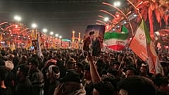 مشيعون ينتظرون وصول موكب تشييع المرشد الإيراني الراحل علي خامنئي إلى مرقد الإمام الحسين في كربلاء بالعراق، 8 يوليو/تموز 2026.
