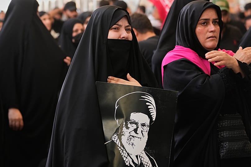 مشيّعون خلال مراسم تشييع المرشد الإيراني الراحل علي خامنئي في مرقد الإمام علي بالنجف، العراق، 8 يوليو/تموز 2026.