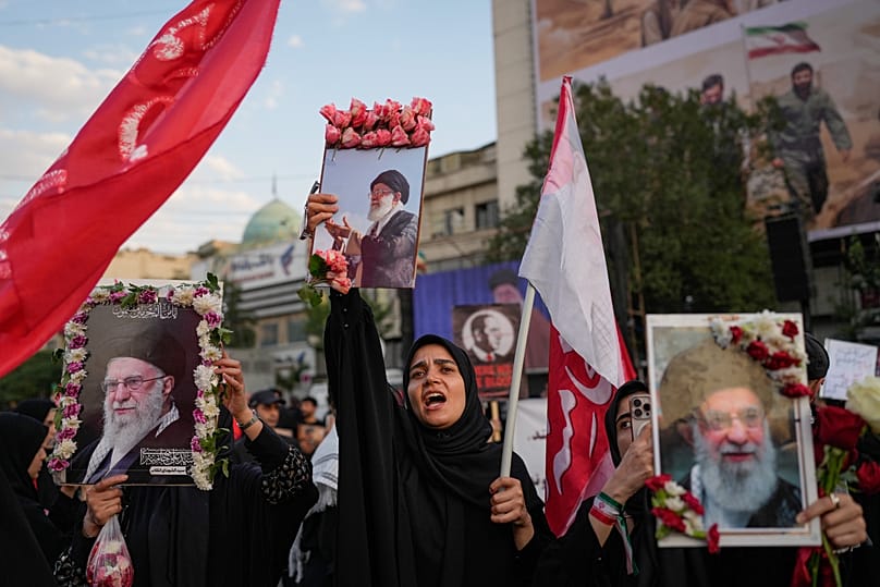 مشيعون يحملون صوراً للمرشد الإيراني الراحل علي خامنئي خلال مراسم تشييعه في طهران، 6 يوليو/تموز 2026.
