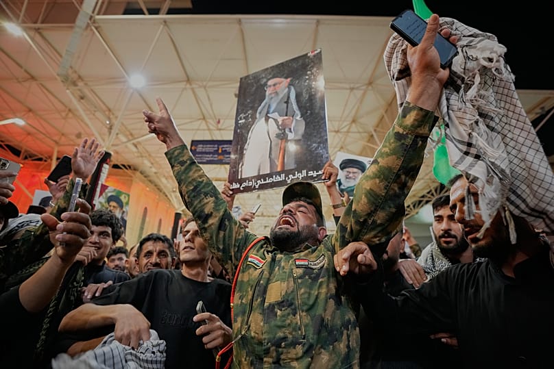 جندي عراقي أمام مرقد الإمام علي في النجف عشية مراسم تشييع المرشد الإيراني الراحل علي خامنئي، 7 يوليو/تموز 2026.
