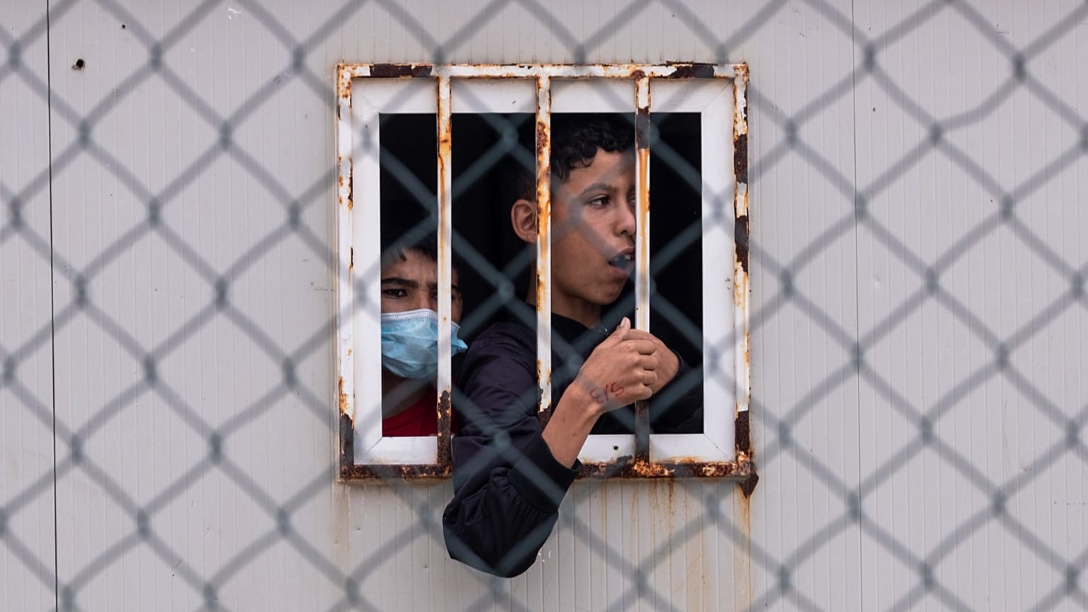 Niños que cruzaron a España en un albergue provisional para menores no acompañados en el enclave de Ceuta, junto a la frontera entre Marruecos y España, el 20 de mayo de 2021.