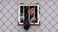 Niños que cruzaron a España en un albergue provisional para menores no acompañados en el enclave de Ceuta, junto a la frontera entre Marruecos y España, el 20 de mayo de 2021.