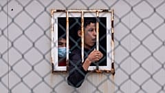 Niños que cruzaron a España en un albergue provisional para menores no acompañados en el enclave de Ceuta, junto a la frontera entre Marruecos y España, el 20 de mayo de 2021.