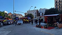 Feuerwehrleute vor dem U-Bahnhof Clot