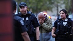 Un hombre es conducido por la Policía tras un tiroteo durante el festival gastronómico Bite of Seattle el domingo 26 de julio de 2026 en Seattle, Washington