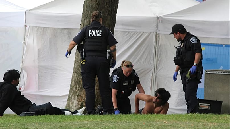Polizisten versorgen eine Person nach der Schießerei im Seattle Center während des Food-Festivals „Bite of Seattle“ am Sonntag, 26. Juli 2026, in Seattle im US-Bundesstaat Washington.