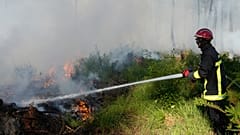 Un bombero intenta controlar las llamas cerca de Lacanau, lunes 27 de julio de 2026.