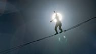Mercoledì 3 gennaio 2024 il francese Nathan Paulin cammina su una slackline sopra viale Bernardo O'Higgins a Santiago del Cile, inaugurando il festival Teatro a Mil.