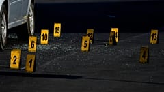 ARCHIVO - Marcadores de evidencia señalan la ubicación de casquillos de bala en la escena de un crimen en Celaya, México, 28 de febrero de 2024.
