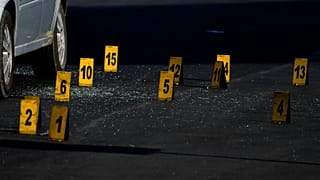 ARCHIVO - Marcadores de evidencia señalan la ubicación de casquillos de bala en la escena de un crimen en Celaya, México, 28 de febrero de 2024.