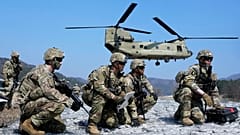 ARCHIVO - Soldados estadounidenses esperan embarcar en helicóptero CH-47 Chinook durante maniobras conjuntas de Corea del Sur y EE UU en Pocheon, 19 de marzo de 2023.