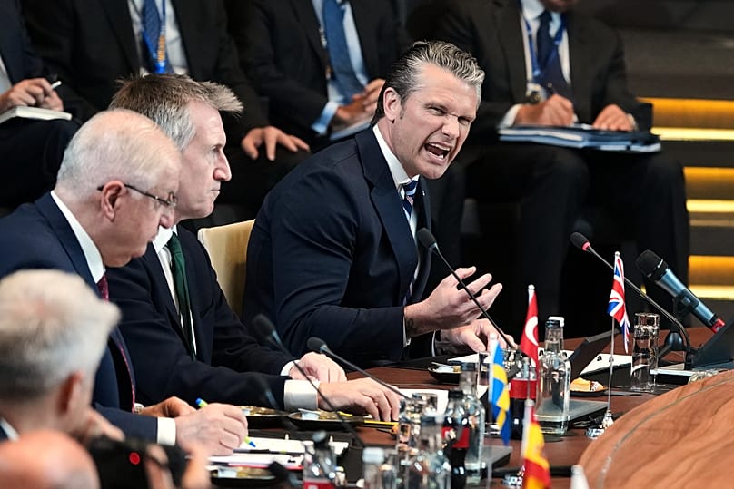 O secretário da Defesa dos EUA, Pete Hegseth, discursando durante uma reunião do Conselho do Atlântico Norte em formato de ministros da Defesa, na sede da NATO, em Bruxelas, quinta‑feira, 18 de junho de 2026.