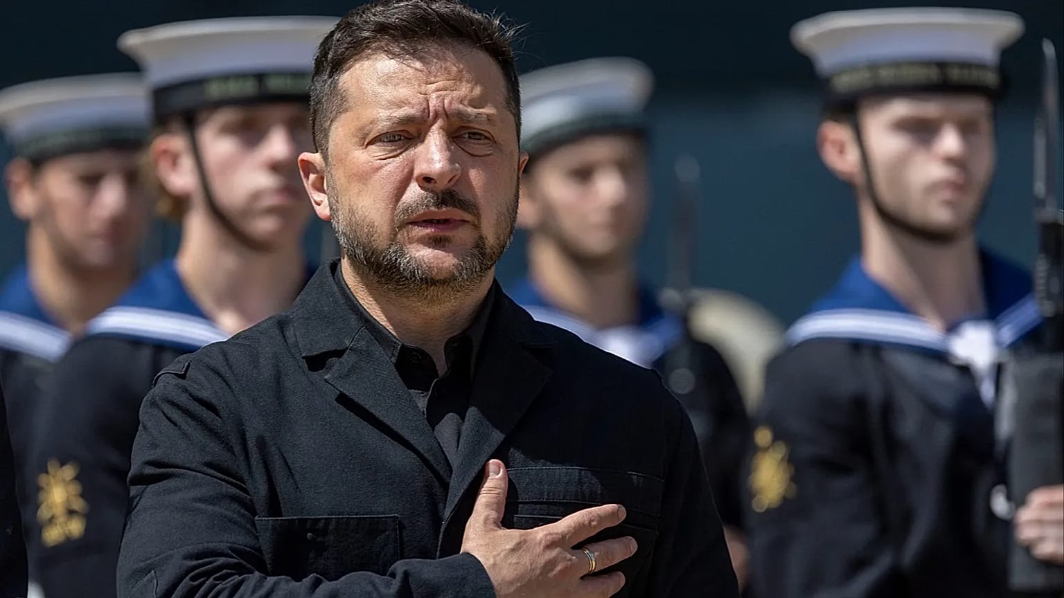 الرئيس الأوكراني فولوديمير زيلينسكي يزور قاعدة جلالة البحرية في بورتسموث بإنجلترا مع رئيس الوزراء البريطاني آندي بورنهام، الاثنين 27 يوليو 2026.