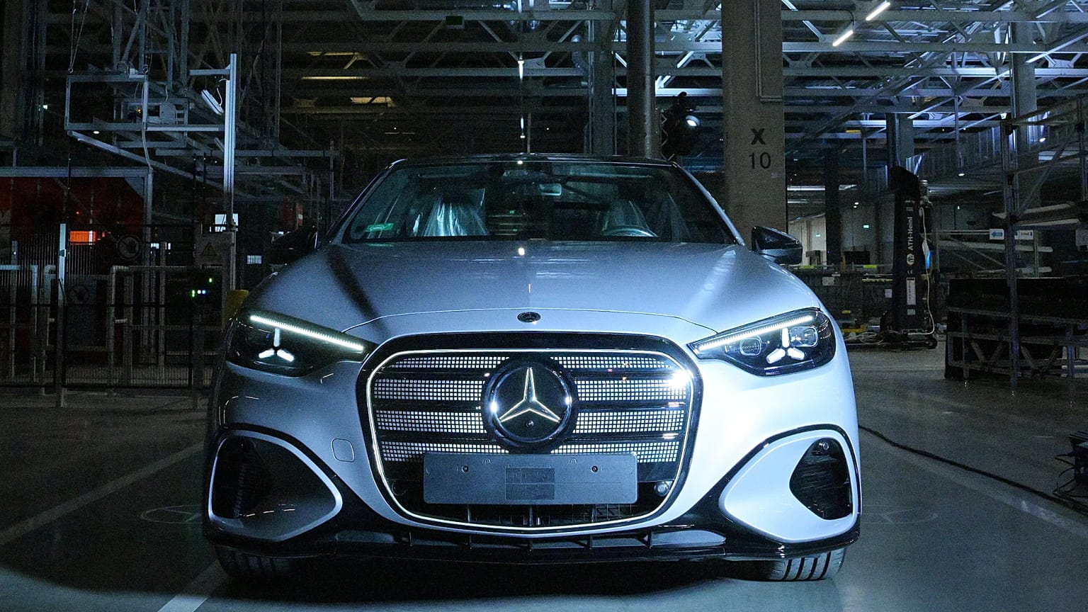 Arquivo - Em exposição o novo Mercedes-Benz Classe C elétrico na Hungria, segunda-feira, 13 de julho de 2026.