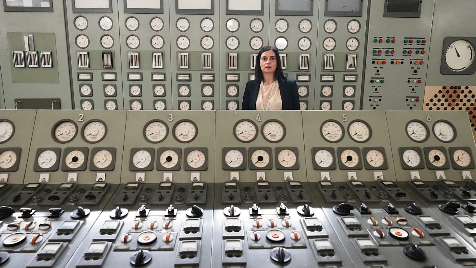 Viviana Cruciani, która nadzoruje likwidację dawnej elektrowni jądrowej w Latinie we Włoszech, w starej sterowni, 18 czerwca 2026 r.