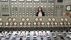 Viviana Cruciani, responsable del desmantelamiento nuclear de la antigua central de Latina, Italia, en la vieja sala de control de Latina, 18 de junio de 2026.
