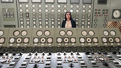 Viviana Cruciani, która nadzoruje likwidację dawnej elektrowni jądrowej w Latinie we Włoszech, w starej sterowni, 18 czerwca 2026 r.