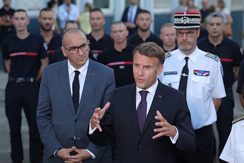 Macron visitou o centro operacional departamental dos bombeiros e de salvamento em Bordéus na segunda-feira, 27 de julho de 2026.