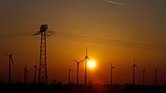 Aerogeneradores al atardecer en Nauen, Alemania