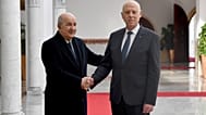 الرئيس التونسي قيس سعيد، على اليمين، يصافح الرئيس الجزائري عبد المجيد تبون لدى وصوله إلى تونس العاصمة.