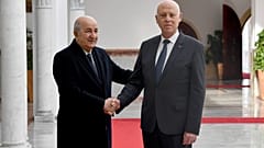 الرئيس التونسي قيس سعيد، على اليمين، يصافح الرئيس الجزائري عبد المجيد تبون لدى وصوله إلى تونس العاصمة.