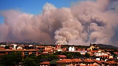 El humo y las llamas se elevan mientras un incendio forestal avanza cerca de La Adrada, en la provincia de Ávila, España, viernes 24 de julio de 2026.
