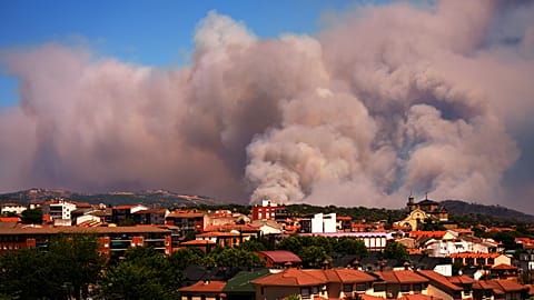 El humo y las llamas se elevan mientras un incendio forestal avanza cerca de La Adrada, en la provincia de Ávila, España, viernes 24 de julio de 2026.