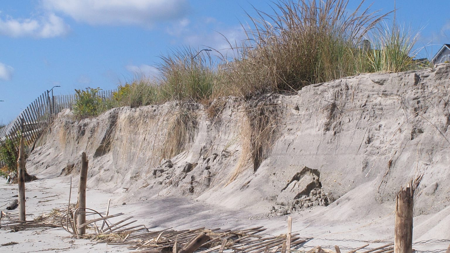 archivio - effetti dell'erosione su una spiaggia
