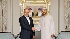 وزير الخارجية الإيراني عباس عراقجي مع نظيره العُماني بدر البوسعيدي خلال لقائهما في مسقط، الجمعة 6 فبراير 2026. 