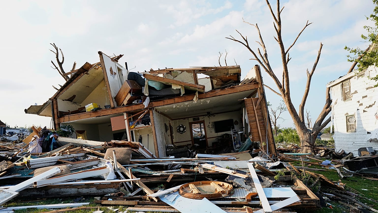 Trümmer liegen vor einem beschädigten Haus, nachdem ein Tornado am Montag, 27. Juli 2026, Menasha im US-Bundesstaat Wisconsin getroffen hat.