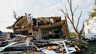 Przed uszkodzonym domem w Menashy w stanie Wisconsin widać gruz po tornadzie, które przeszło tam w poniedziałek 27 lipca 2026 r.