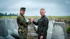 Deutsche Soldatinnen und Soldaten arbeiten mit den polnischen Kameradinnen und Kameraden an der Befestigung der polnischen Ostgrenze.