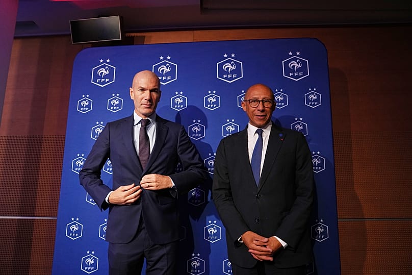 Zinedine Zidane a sinistra, insieme al presidente della Federazione francese di calcio Philippe Diallo presso la sede della federazione a Parigi, 28 luglio 2026