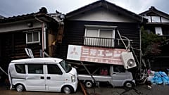 Se ven vehículos siniestrados y casas derrumbadas en Wajima, Japón, el domingo siete de enero de 2024, tras el potente terremoto y las alertas de tsunami.