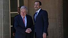 Le secrétaire général de l'ONU, António Guterres, en compagnie du président de la République de Chypre, Nikos Christodoulides