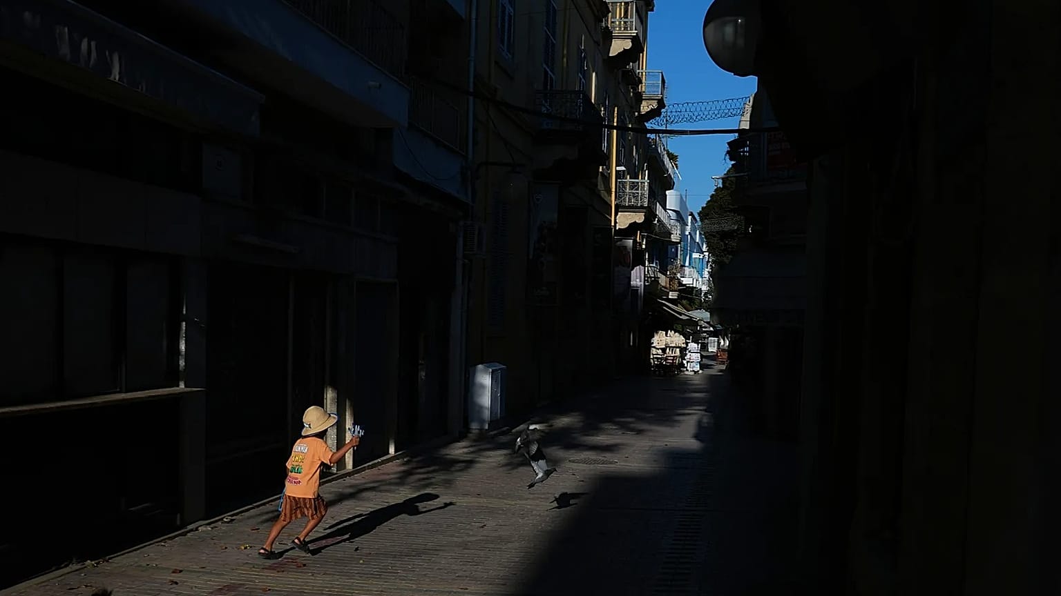 Ein Junge jagt Tauben im Zentrum von Nikosia auf Zypern. Am Mittwoch, 22. Juli 2026, herrscht eine Hitzewelle.