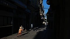 Un niño persigue a las palomas durante una ola de calor en el centro de Nicosia, Chipre, el 22 de julio de 2026.