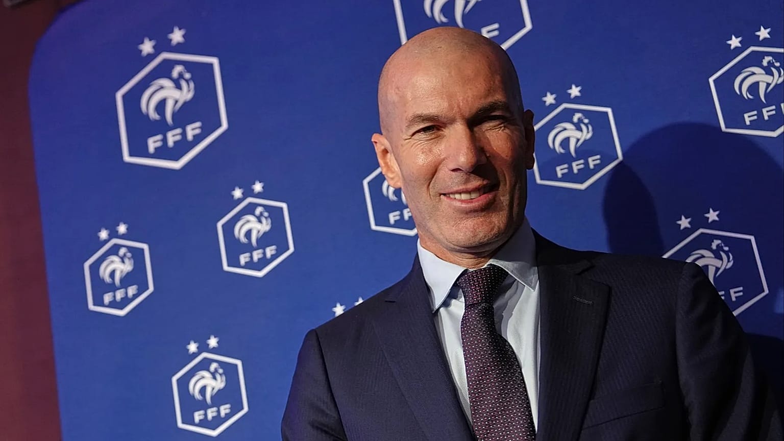 Fransa Milli Takımı'nın yeni teknik direktörü Zinedine Zidane, Fransa Futbol Federasyonu'nun merkezinde düzenlenen basın toplantısına katılıyor, Paris, 28 Temmuz 2026.