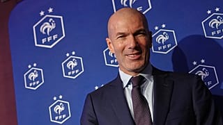 Fransa Milli Takımı'nın yeni teknik direktörü Zinedine Zidane, Fransa Futbol Federasyonu'nun merkezinde düzenlenen basın toplantısına katılıyor, Paris, 28 Temmuz 2026.