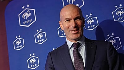 Fransa Milli Takımı'nın yeni teknik direktörü Zinedine Zidane, Fransa Futbol Federasyonu'nun merkezinde düzenlenen basın toplantısına katılıyor, Paris, 28 Temmuz 2026.